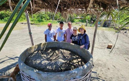 IMMERSION. Vietnamese artists Kieu-Anh Nguyen (right) and Thao-Linh Dinh (2nd from right) immerse with salt-makers in Patnongon, Antique on Oct. 21, 2023. In an interview Friday (Oct. 27, 2023), Kieu-Anh said they appreciate the cultural bearers who had preserved their traditional way of making salt in a coastal community in Antique. (Photo courtesy of Richard Magbanua)